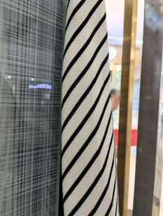 方格透明玻璃与黑白条纹面料展示