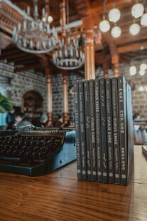 桌上整齐排列的书籍