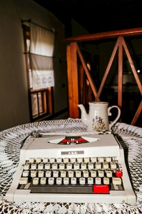 复古打字机搭配温馨茶具