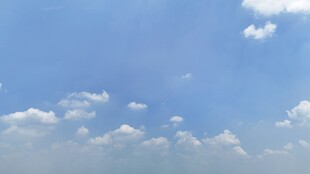 晴朗蓝天飘着朵朵白云