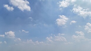 晴朗蓝天飘着朵朵白云