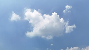 蓝天飘白云