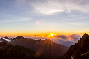 山间壮丽日出美景