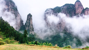 云雾缭绕的壮美山峰