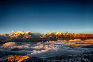 壮丽雪山云海日出景观