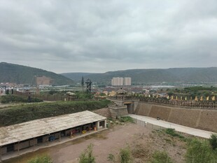 俯瞰城郊建筑与远山景色