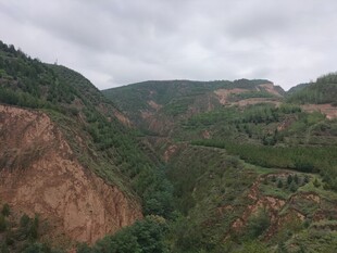 山峦叠翠的壮丽自然景观