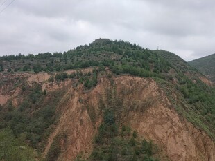 山峦间的壮丽红土陡坡