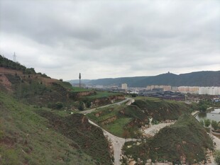 山间蜿蜒道路的自然景致