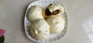 美味酱肉包摆放在盘中