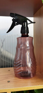 透明喷壶置于木质台面上