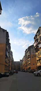 小区通道两旁的建筑风景