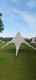 户外草坪上的白色星形帐篷张拉膜