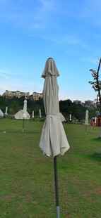 户外草地中的折叠遮阳伞