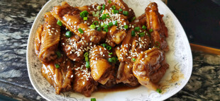 美味可乐鸡翅摆于盘中