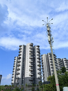 城市高楼与独特通讯塔景观