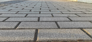 夕阳下整齐排列的灰色砖石路面