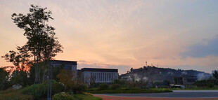 黄昏下的城市建筑与天空景观