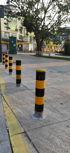 道路旁的黑黄相间警示桩