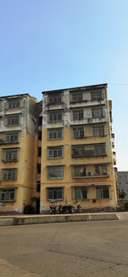 多层居民楼外观景象