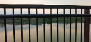 护栏下的湖景风光