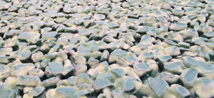 铺满碎石的地面场景