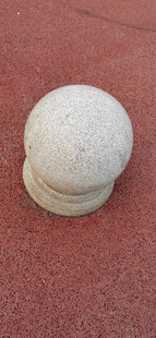 白色石球置于红色地面上