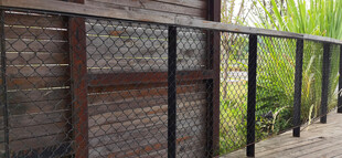 户外木质围栏与绿植景观