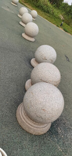 道路旁的石球景观