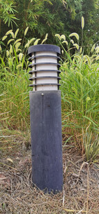 户外黑色柱状太阳能景观灯