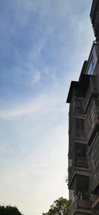 高层居民楼映衬蓝天