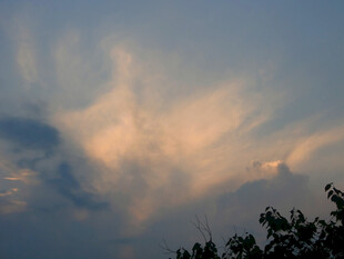 黄昏时分的绚烂天空