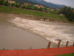 湍急河流边的红色护栏