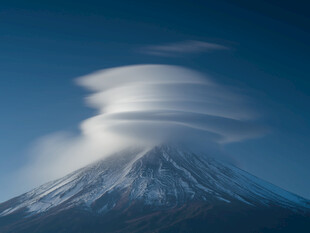 富士山草帽云压顶