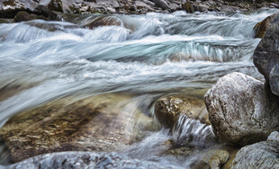 山间溪流潺潺过石间