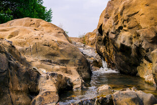 山间溪流穿岩石美景