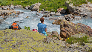 男子溪边独坐赏景