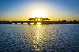夕阳下的水边建筑美景