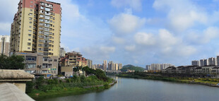 晴空下的河畔城市风光