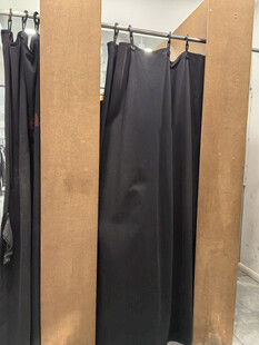 黑色门帘的试衣间