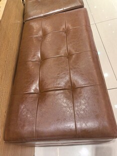 棕色皮质沙发坐垫特写