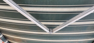 条纹布料上的金属支撑