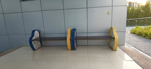 户外蓝黄配色休息长椅