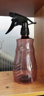 透明喷雾瓶置于木质表面