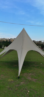 独特星形帐篷屹立草地