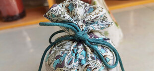 蓝绿花纹布包绳结装饰