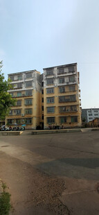 老旧多层住宅楼外观