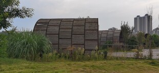 户外遮阳棚建筑与绿植景观