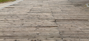 户外古朴木板路