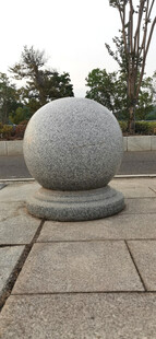 石球摆件于铺砖地面